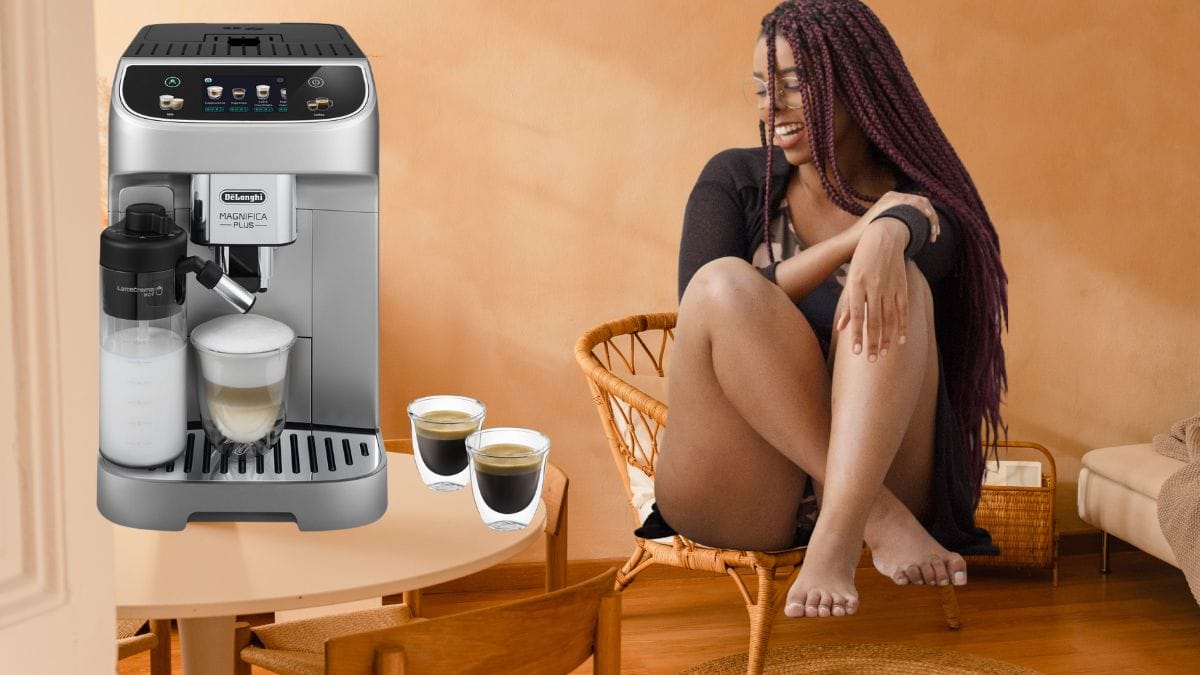 Frau entspannt sich zu Hause mit einer De’Longhi Magnifica Plus Kaffeemaschine und zwei Espressos auf dem Tisch.