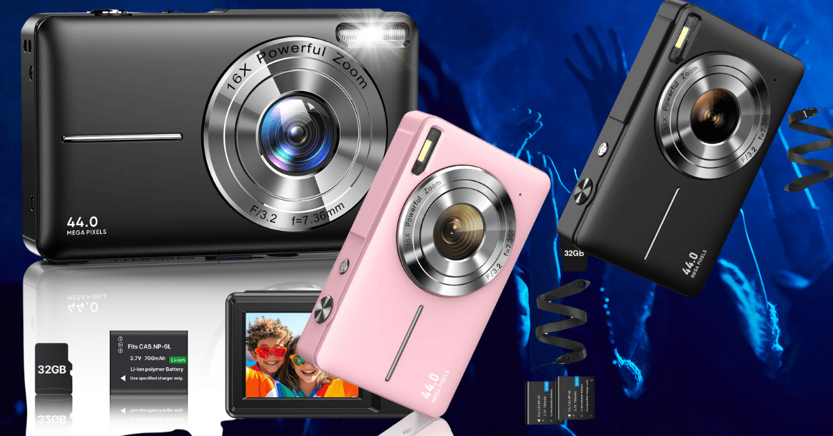 Drei VAHOIALD Digitalkameras in Schwarz und Rosa mit 44MP, 16x Digitalzoom, Zubehör wie 32GB Speicherkarte und Akku, vor einem Hintergrund mit Party-Lichtern.