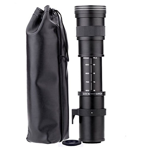 JINTU 420–800mm manuelles Teleobjektiv für Canon EOS, stehend neben einer schwarzen Transporttasche.
