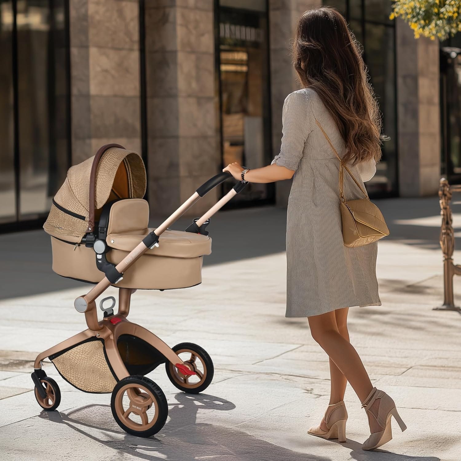 Hot Mom Kombikinderwagen mit montierter Babyschale auf dem Aluminiumrahmen, ideal für Reisen und Alltagsfahrten.