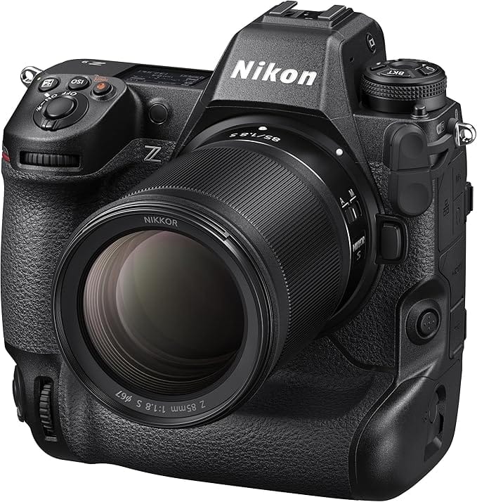 Nikon Z9 spiegellose Profi-Vollformatkamera mit angesetztem NIKKOR Z 85mm Objektiv, Frontalansicht.