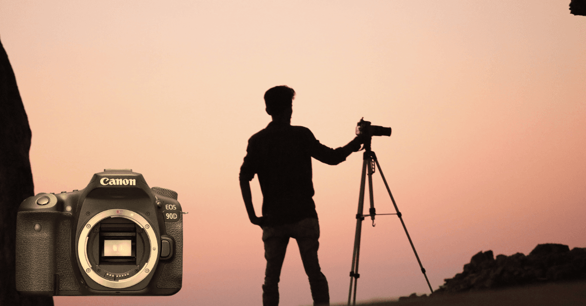 Silhouette eines Fotografen mit Stativ bei Sonnenuntergang – eingeblendet die Canon EOS 90D Spiegelreflexkamera