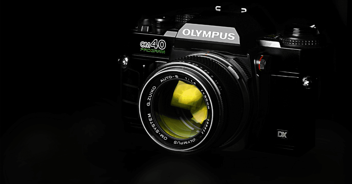 Klassische Olympus OM40 Spiegelreflexkamera mit G.Zuiko Objektiv auf schwarzem Hintergrund