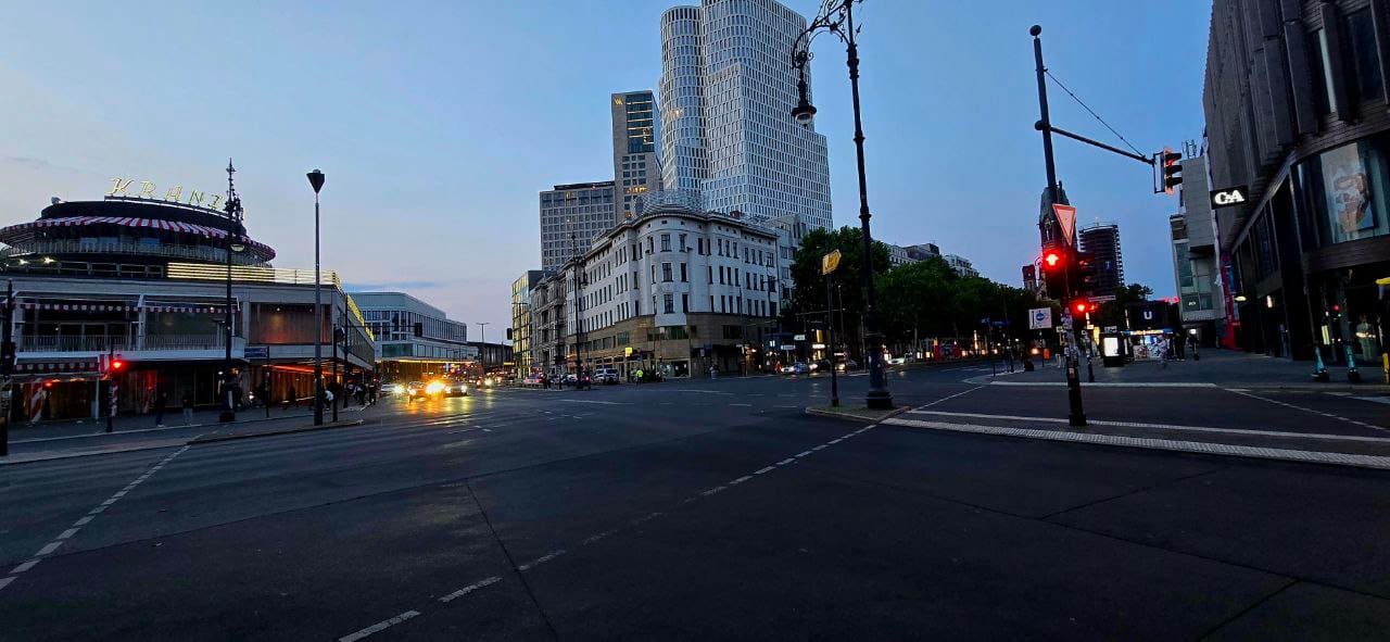 Berliner Straßenszene mit Hochhäusern und Altbauten – urbanes Zentrum im Wandel.